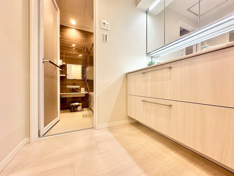 洗面 清潔感と心地よさを重視した、上質感漂うパウダールーム。