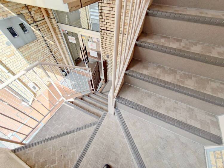 その他 共用部の階段です。明るく清潔に管理されています。