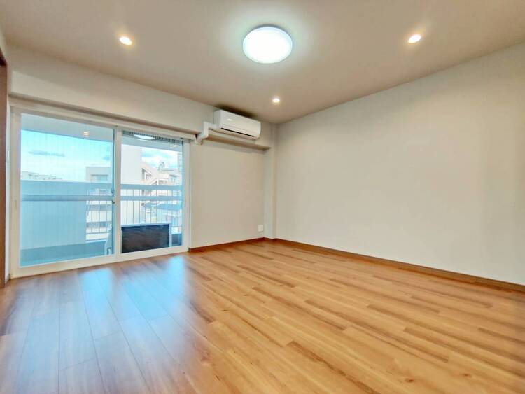 居間 伸びやかな空間のなかで、ゆったりとしたひとときを過ごせます。