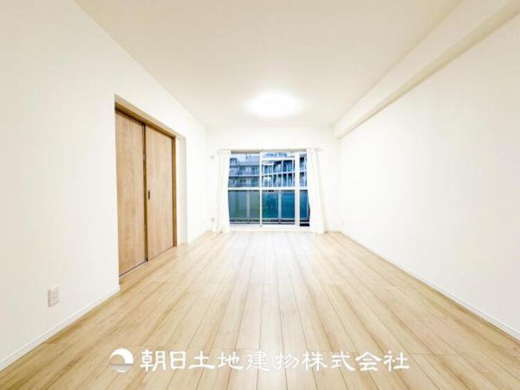 居間 リビングには潤沢な太陽が降り注ぎ、爽やかな住空間を演出しました。