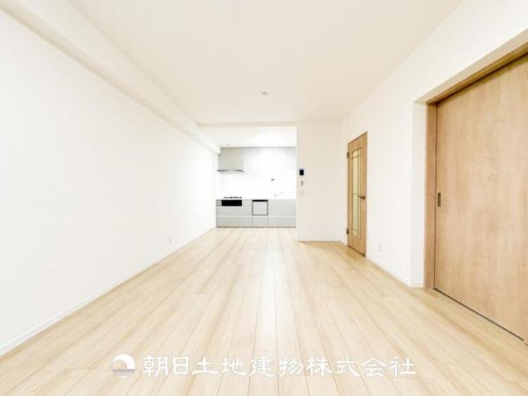 居間 大切なご家族、招いた友人と過ごすひと時を溢れる光が優しく包み込む空間。