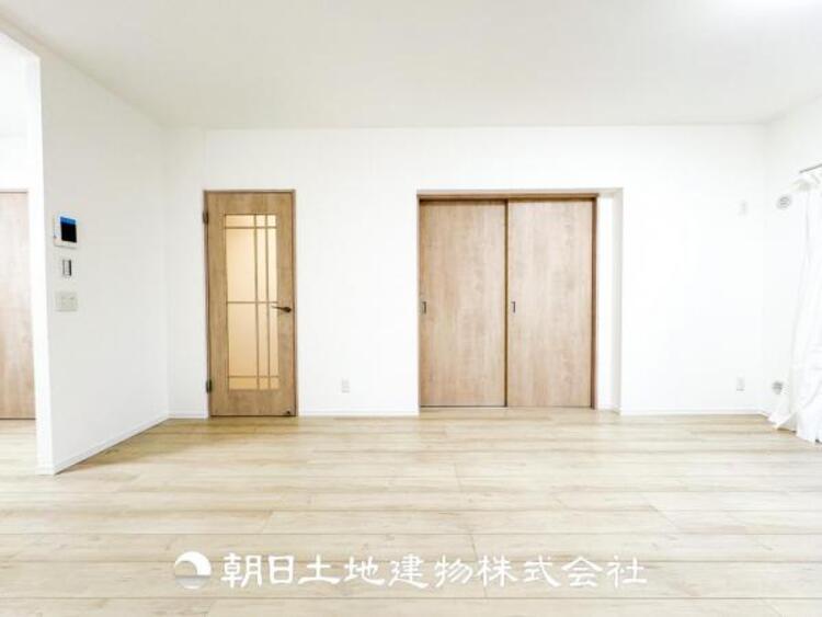 居間 リビングにはみんなが集い、食事や楽しい会話が始まる。