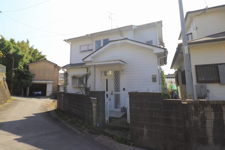 外観 【外観写真】「他社で住宅ローンに落ちてしまった」「車のローンが残っている」など、住宅ローンでお困りの方はぜひ一度弊社までご相談ください。