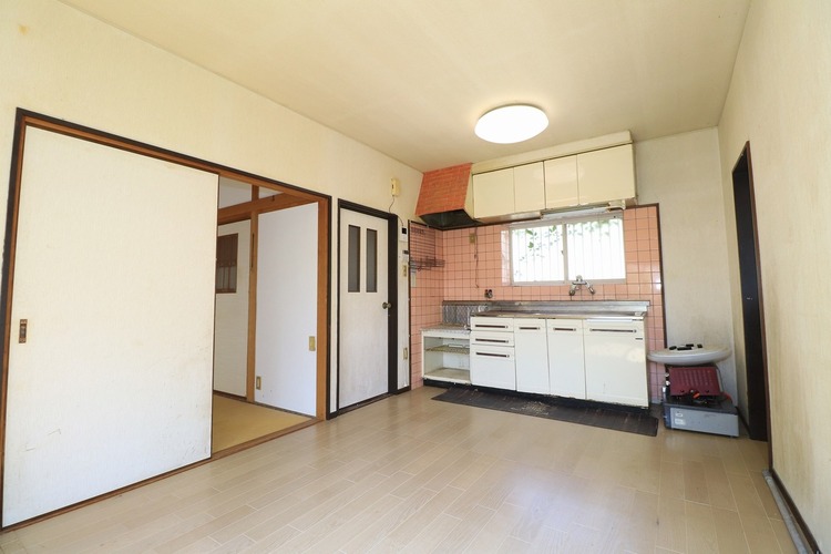 居間 【リビング】白を基調とした室内で清潔感と開放感があります！