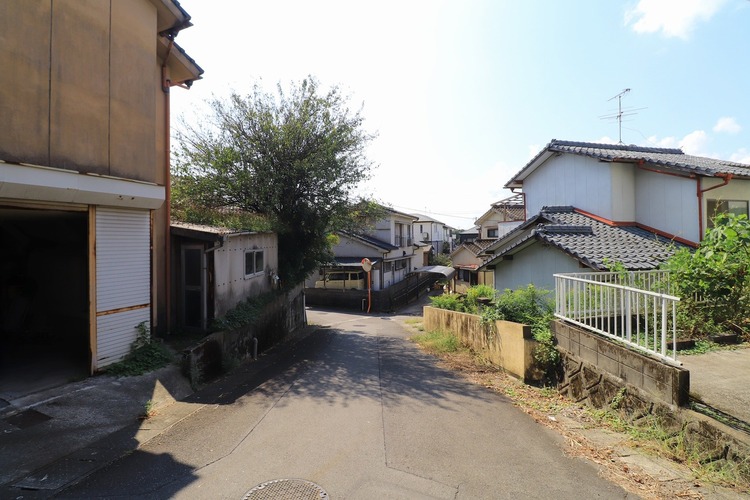 外観 【前面道路】北側前面道路、東方面行き止まり道路で交通量少な目です！