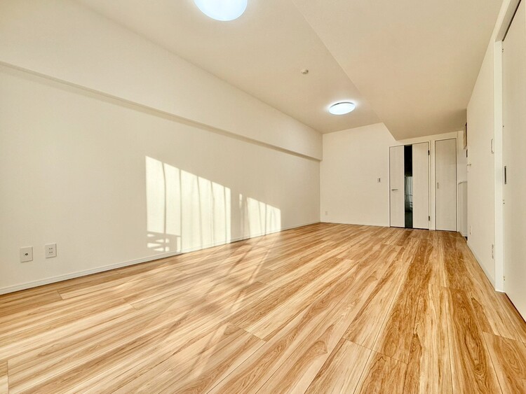 居間 忙しく過ぎゆく日常を置き去るほど、ゆったりした時間が流れるリビング。