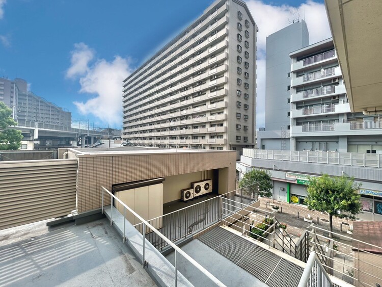 バルコニー 窓を開けると広がる青空。心をリフレッシュして日々を過ごしていきましょう。