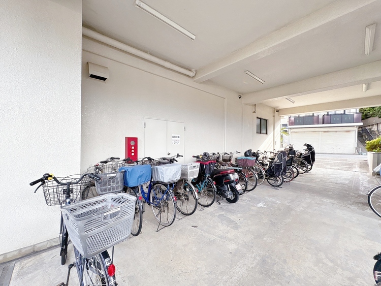 設備 きちんと整備された駐輪場。住む方の心遣いが感じられます。