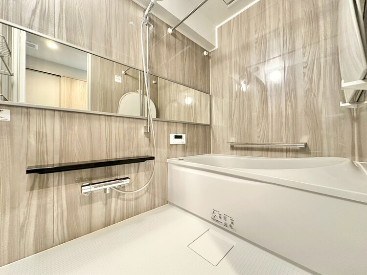 風呂 一日の疲れを癒すバスルームは、心地よいリラックスを叶える清潔感溢れる空間です。