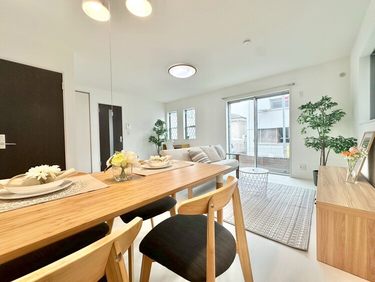 居間 忙しく過ぎゆく日常を置き去るほど、ゆったりした時間が流れるリビング。