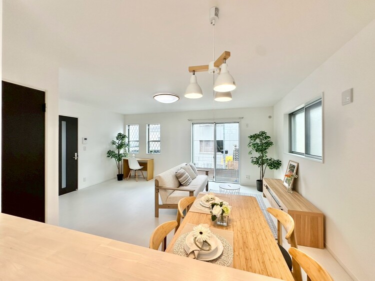 居間 飾り過ぎないシンプルな内装と偏り過ぎないデザインで統一しました。