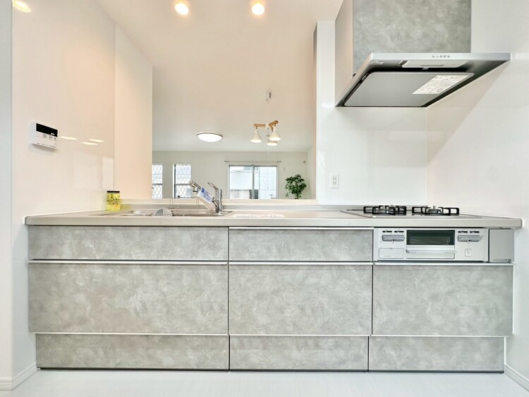 キッチン スマートな意匠と充実の機能を備えたキッチンが、暮らしにおいしい彩りを添えます。