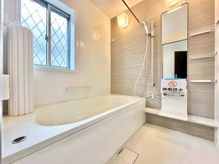 風呂 一日の疲れを癒すバスルームは、心地よいリラックスを叶える清潔感溢れる空間です。