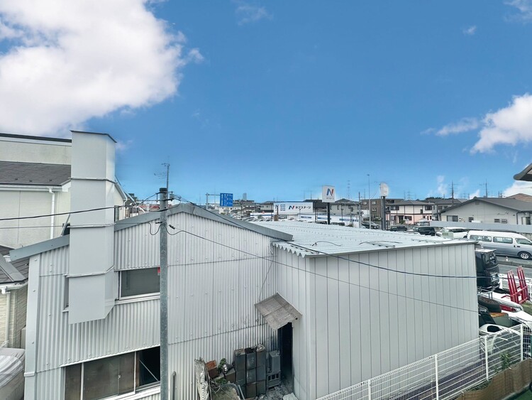 バルコニー 窓を開けると広がる青空。心をリフレッシュして日々を過ごしていきましょう。