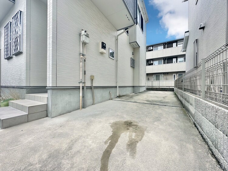 駐車場 本物件の駐車スペースです。車種制限のある場合もございますので、お気軽にお問い合わせくださいませ。