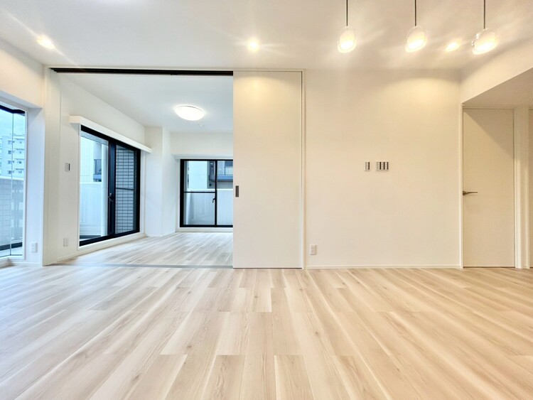 居間 忙しく過ぎゆく日常を置き去るほど、ゆったりした時間が流れるリビング。