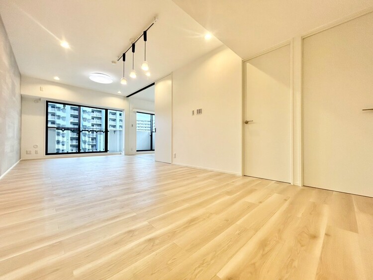 居間 居心地の良い空気感は、暮らしのステージを彩り、心からのやすらぎと満足感を与えてくれます。