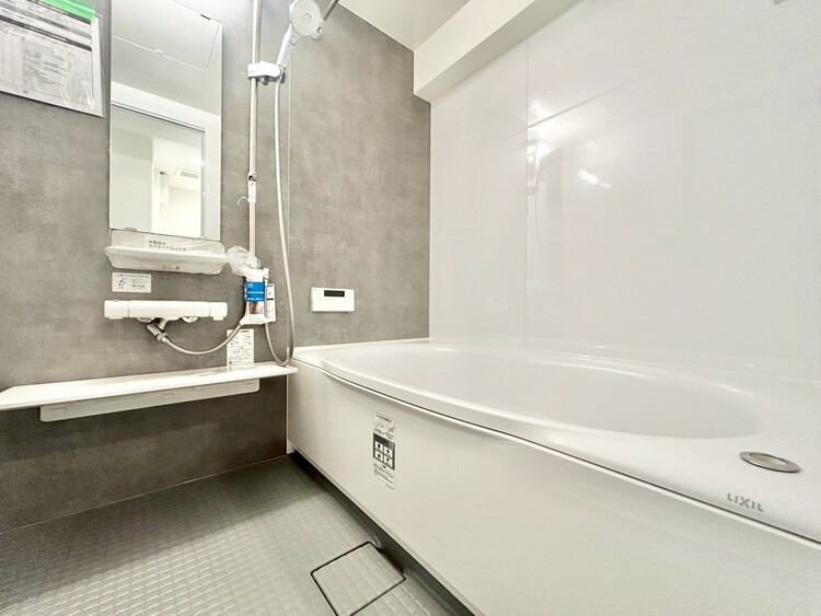 風呂 一日の疲れを癒すバスルームは、心地よいリラックスを叶える清潔感溢れる空間です。