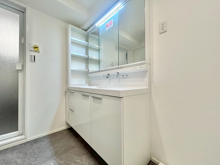 洗面 何かと物が増える場所だからこそ、スッキリと見映えの良い空間に。