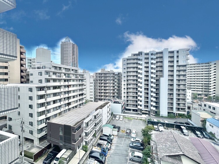 バルコニー 窓を開けると広がる青空。心をリフレッシュして日々を過ごしていきましょう。