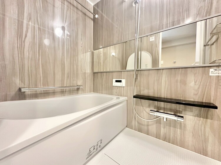 風呂 一日の疲れを癒すバスルームは、心地よいリラックスを叶える清潔感溢れる空間です。