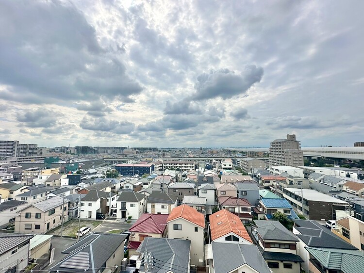 バルコニー 窓を開けると広がる青空。心をリフレッシュして日々を過ごしていきましょう。