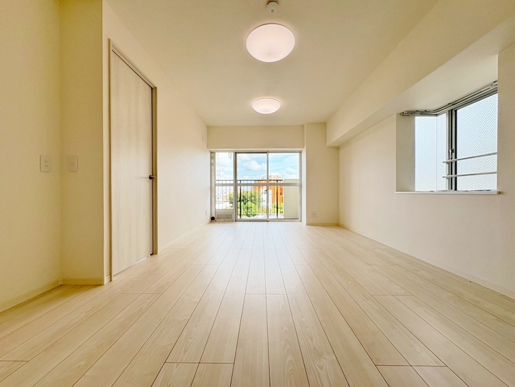 居間 忙しく過ぎゆく日常を置き去るほど、ゆったりした時間が流れるリビング。