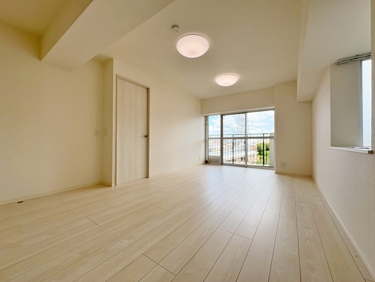 居間 飾り過ぎないシンプルな内装と偏り過ぎないデザインで統一しました。