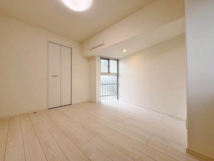 寝室 ベッドも十分に設置するスペースがあります。