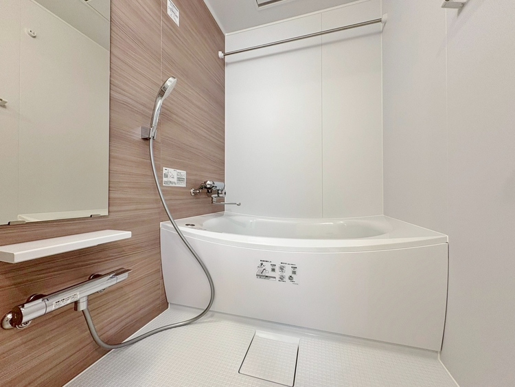 風呂 一日の疲れを癒すバスルームは、心地よいリラックスを叶える清潔感溢れる空間です。