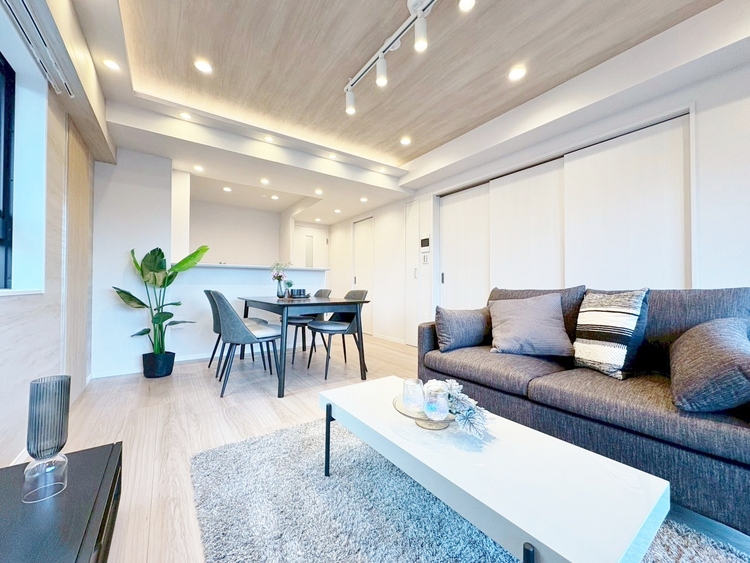 居間 忙しく過ぎゆく日常を置き去るほど、ゆったりした時間が流れるリビング。