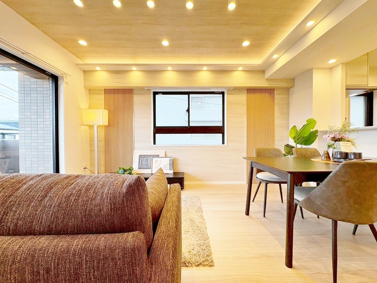 居間 飾り過ぎないシンプルな内装と偏り過ぎないデザインで統一しました。