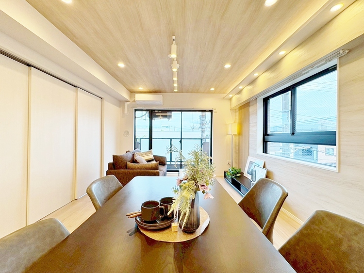 居間 快適に過ごす毎日を求めて、暮らしの中でご自身の「マイホーム」に創り上げてください。