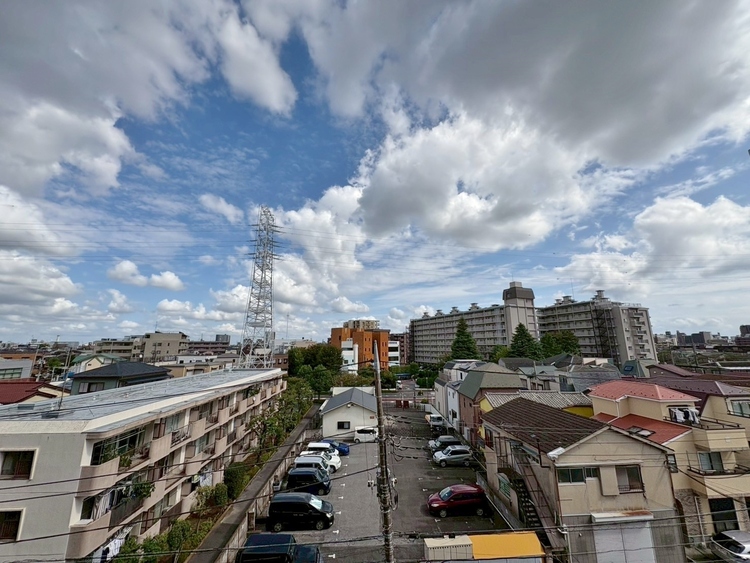 バルコニー 窓を開けると広がる青空。心をリフレッシュして日々を過ごしていきましょう。