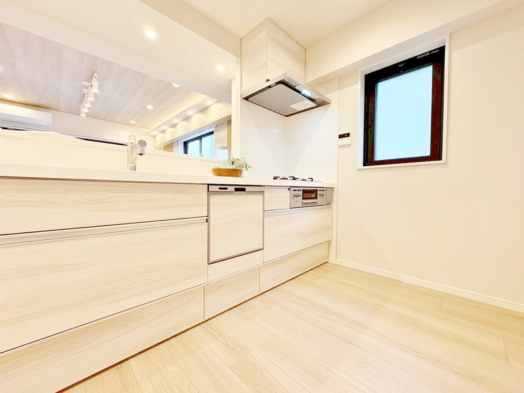 キッチン スマートな意匠と充実の機能を備えたキッチンが、暮らしにおいしい彩りを添えます。