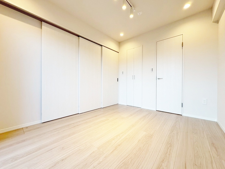 寝室 ベッドも十分に設置するスペースがあります。