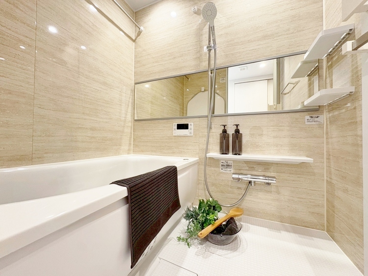 風呂 一日の疲れを癒すバスルームは、心地よいリラックスを叶える清潔感溢れる空間です。