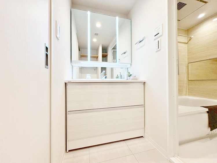 洗面 何かと物が増える場所だからこそ、スッキリと見映えの良い空間に。