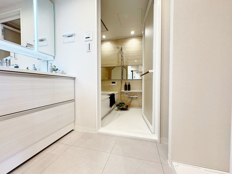 洗面 清潔感と心地よさを重視した、上質感漂うパウダールーム。