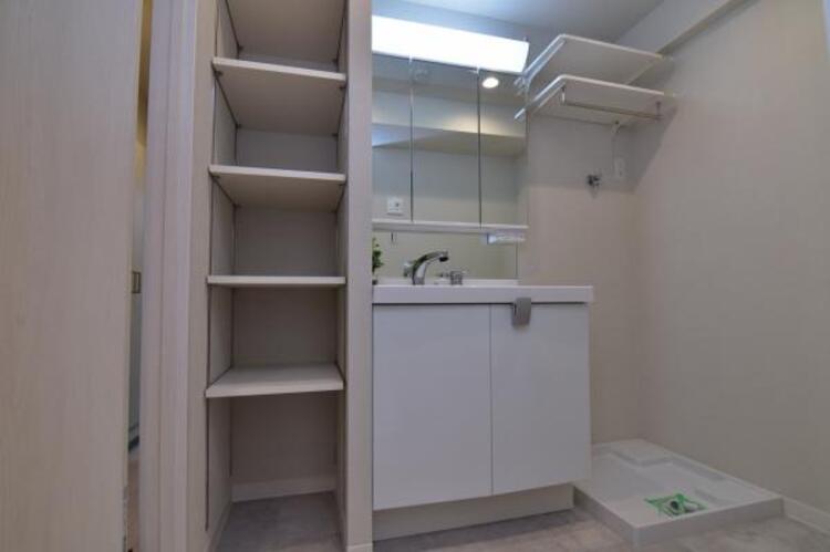 収納 ランドリーにはオープン棚を設置。リネンや掃除道具の収納にあると嬉しい収納スペースです。