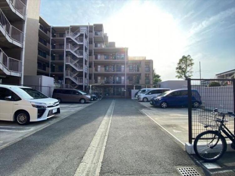 駐車場 敷地内に設けられた駐車スペース。