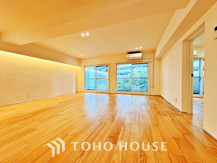 内装 【living】居心地のいい暮らしには欠かせない眩い採光。ゆったりとした幅の窓からこの空間に降り注ぐ採光が絶えない。明るいリビングこそ居心地のいい暮らしが待っているのだと思う。