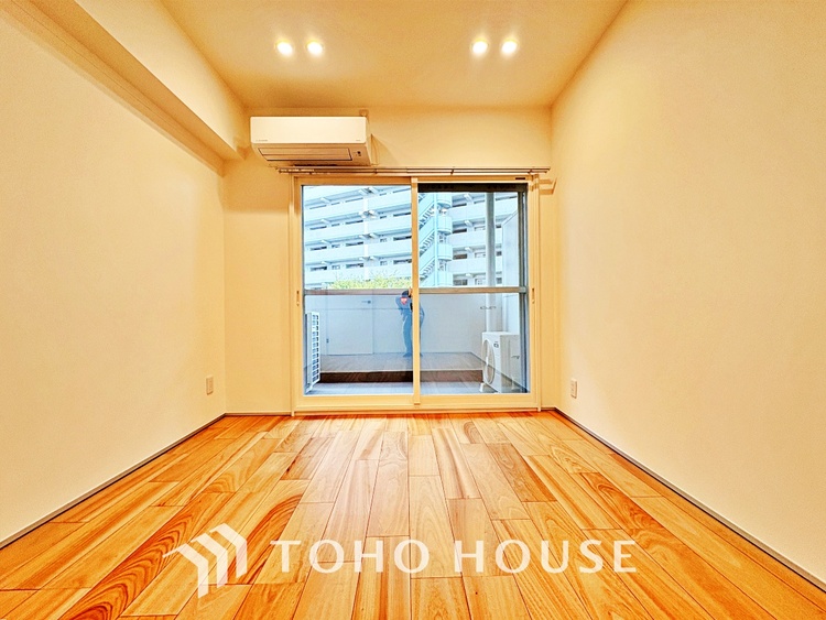 内装 風の通り道。舞い込んでくる風が優しく躍り、室内に爽やかな空気を運んでくる。そこに季節の息吹を感じて、いまがどんな季節なのかを実感する。