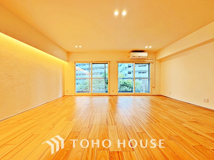 内装 叶えたかったのは落ち着きのあるナチュラルな風合い、そして開放感があるリビング。優雅な気分に浸れる幸せな時間を家族が自然と集まりたくなるこの空間で。