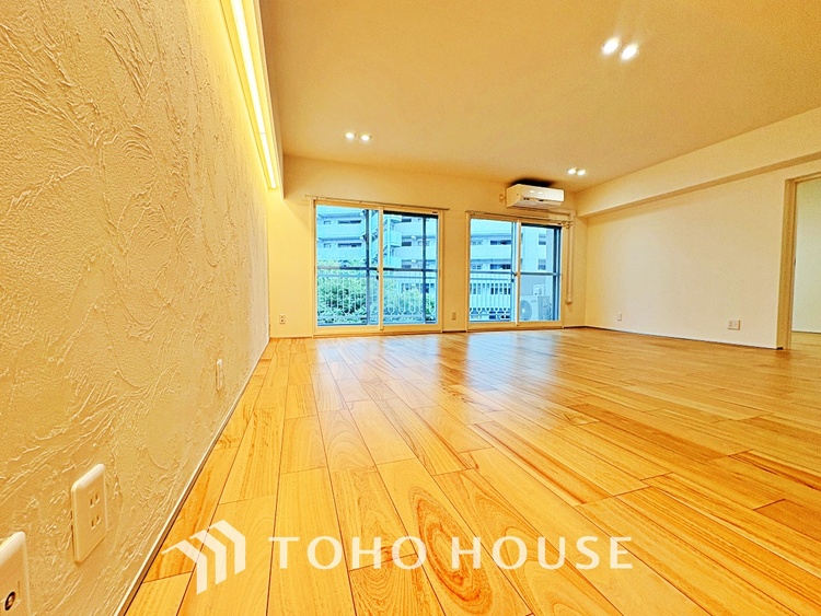 内装 ◆サンサンと◆差し込む太陽の光がこのリビングに笑いをもたらす。ソファの上のクッションがポカポカした暖気にぬくぬくと微睡んでいる。