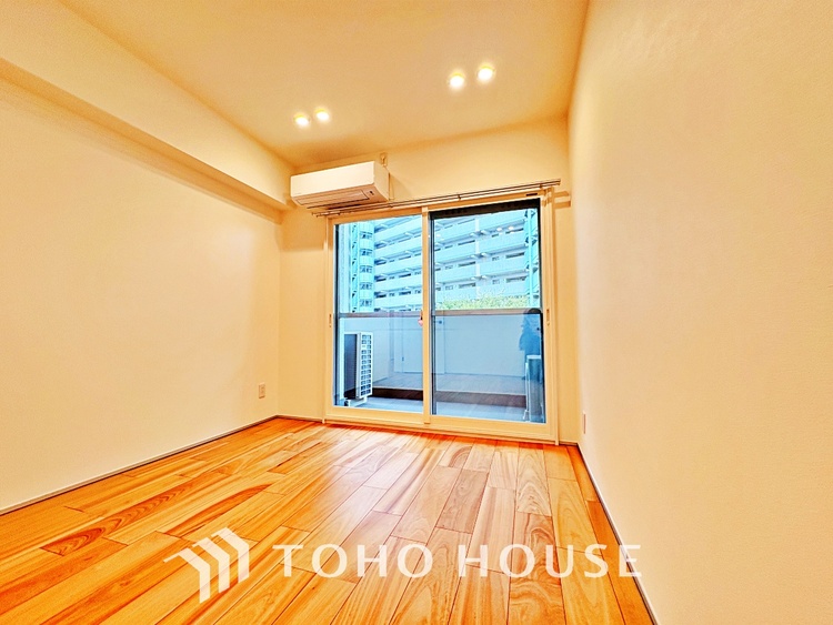 内装 使いやすく、明るい洋室に仕上がります。子供部屋や趣味のお部屋にご利用できます。ご自身で家具などを配置し、素敵な空間を創り上げられます。