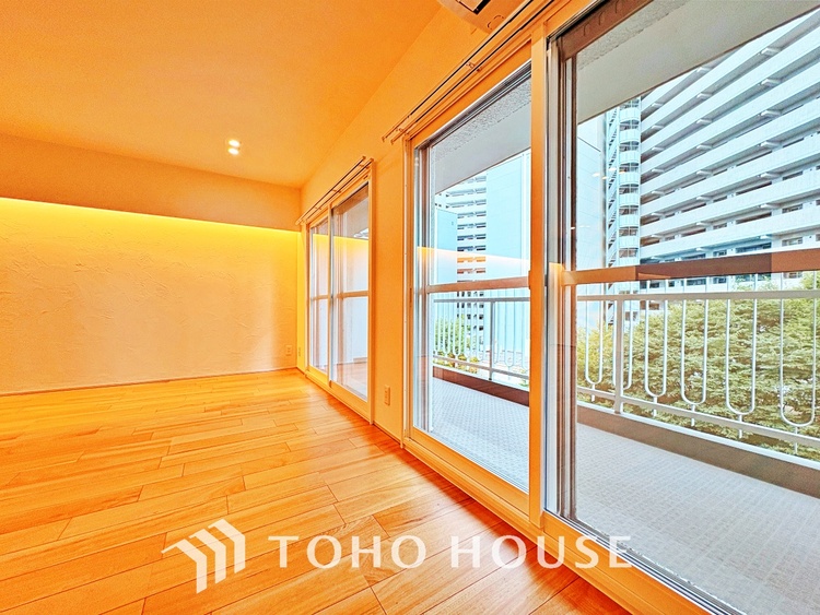 内装 ここはみんなが集い、食事と楽しい会話が始まる場所。話に夢中になりすぎて、ついつい時を忘れ、夜半過ぎになってしまう。そんな束の間の幸せを感じさせてくれます。