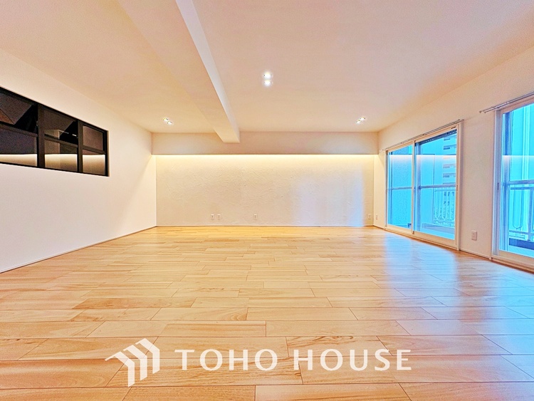 内装 使いやすく、明るい洋室に仕上がります。子供部屋や趣味のお部屋にご利用できます。ご自身で家具などを配置し、素敵な空間を創り上げられます。