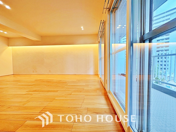 内装 使いやすく、明るい洋室に仕上がります。子供部屋や趣味のお部屋にご利用できます。ご自身で家具などを配置し、素敵な空間を創り上げられます。