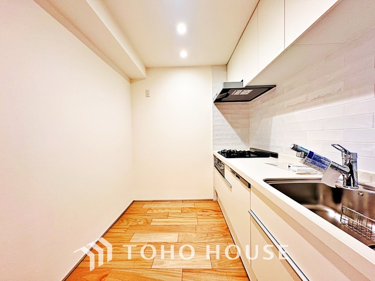 キッチン 手元の収納から、足元の収納までが全てスライド式で、奥のスペースまで有効に活用できます。奥まで上から見渡せるので、たまにしか使わない調理器具もサッと取出せます。